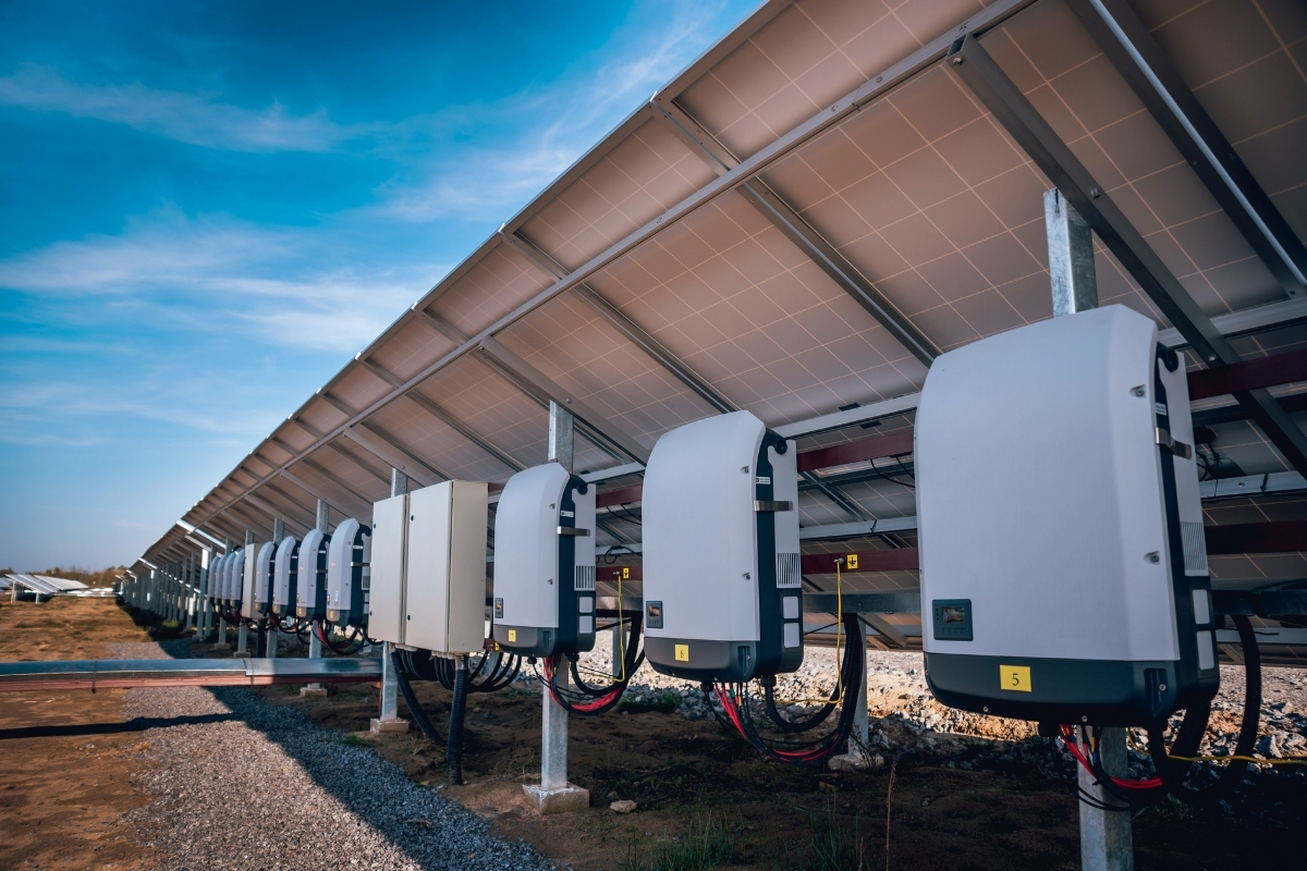Bộ inverter là một trong những thiết bị không thể thiếu khi lắp hệ thống điện năng lượng mặt trời