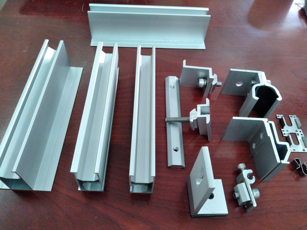 Thanh rail nhôm phụ kiện điện mặt trời là gì?