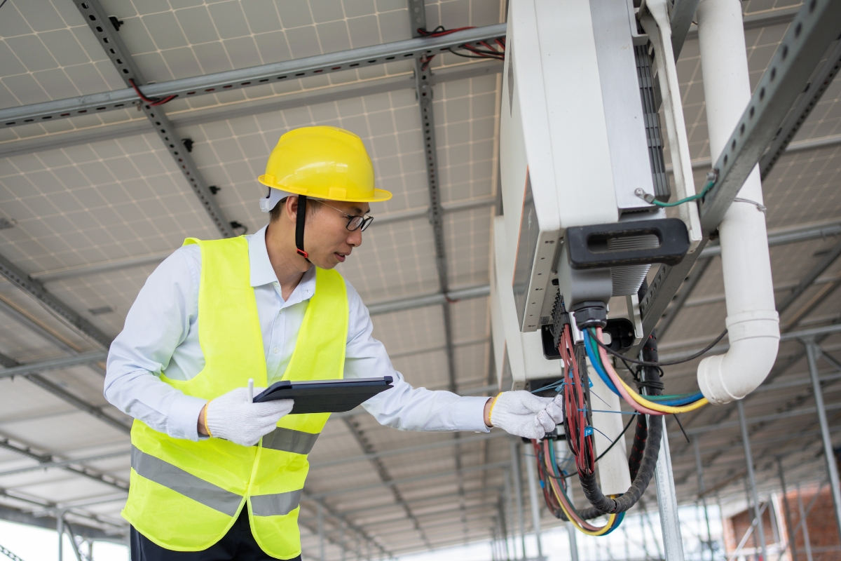 Lắp đặt không đúng kỹ thuật là một trong những lỗi thường gặp khi lắp điện năng lượng mặt trời nghiêm trọng 